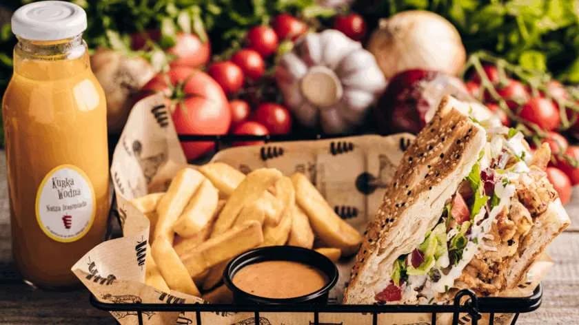 Bułka "Mięsnyjesz", frytki 200g, sos, lemoniada