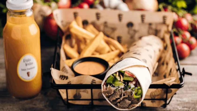 Lawasz "Mięsnyjesz", frytki 200g, sos, lemoniada