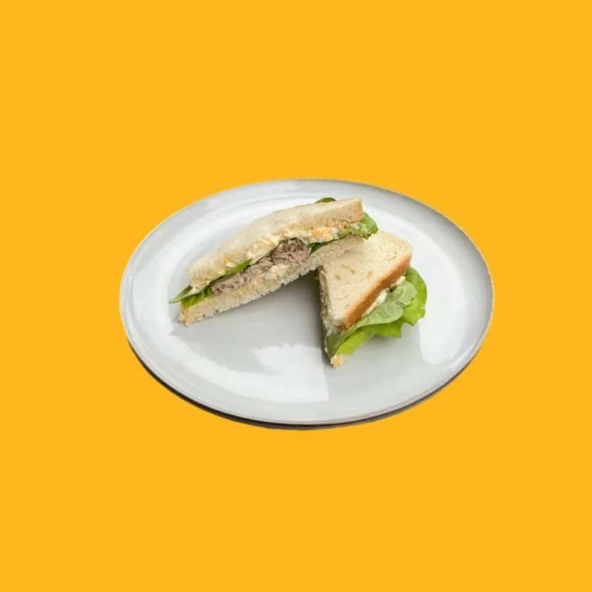 Kanapka trójkąt z tuńczykiem