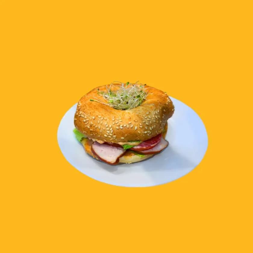 Bajgiel z wędzonym kurczakiem