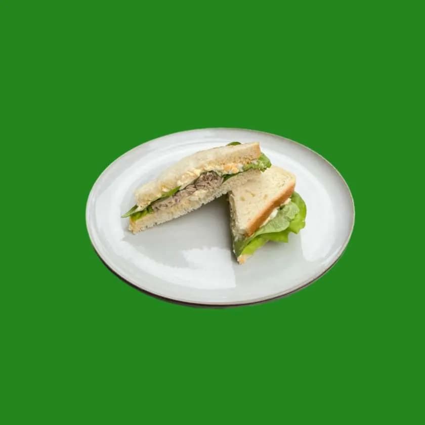 Kanapka trójkąt z tuńczykiem