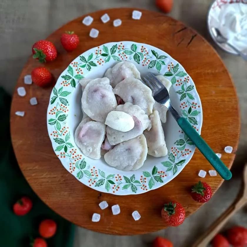Pierogi z całymi truskawkami 11szt 500g