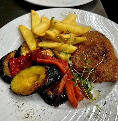 Stek roślinny z frytkami