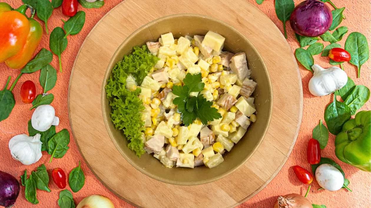 Sałatka z ananasem i wędzonym kurczakiem