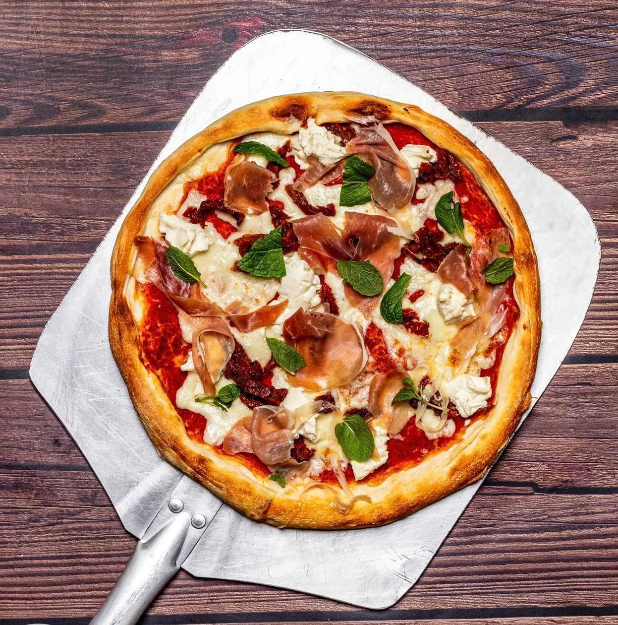 Pizza Prosciutto Crudo con Pomodori Secchi