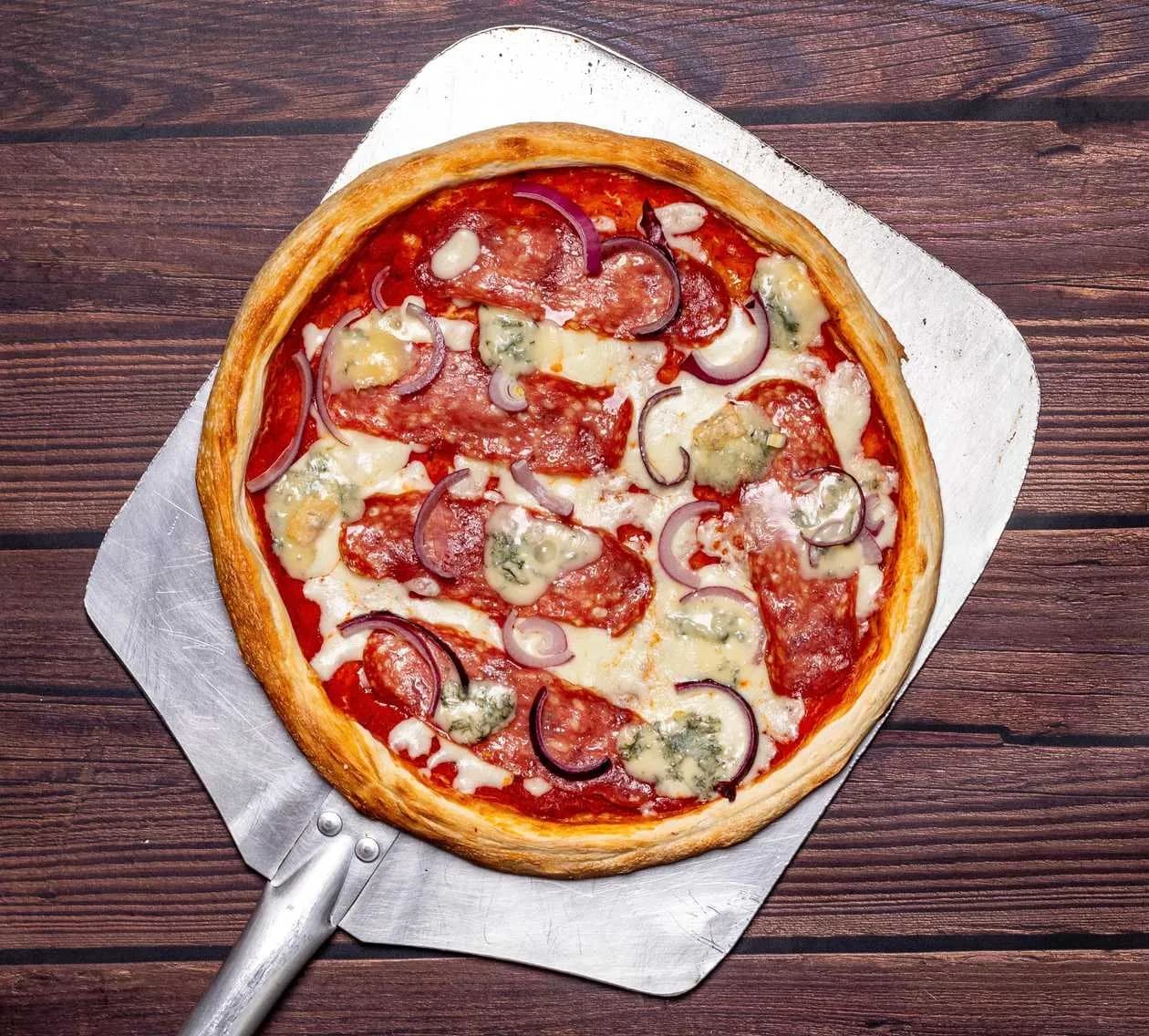 Pizza Salame con Gorgonzola