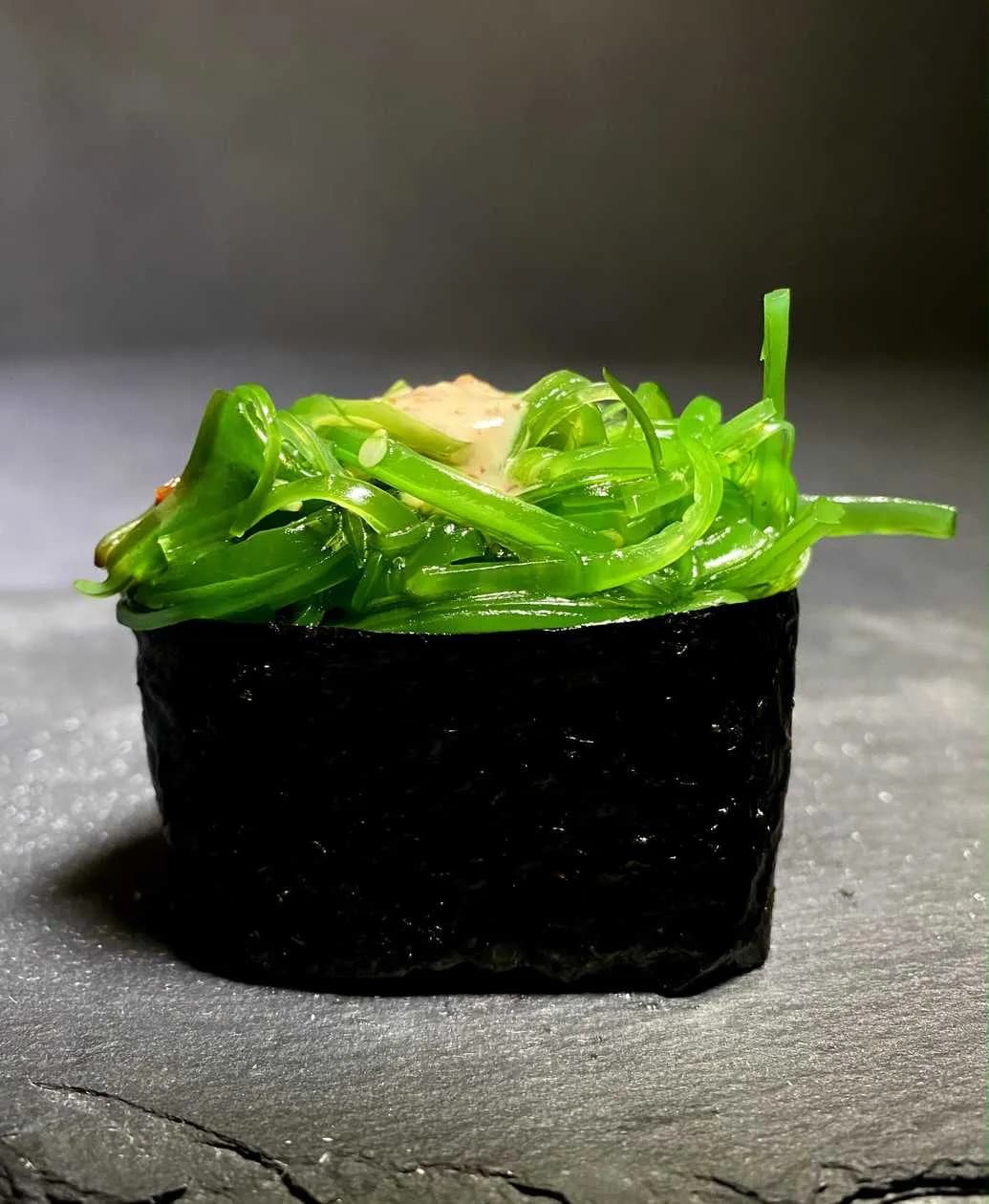 Gunkan z Wakame (2 sztuki)