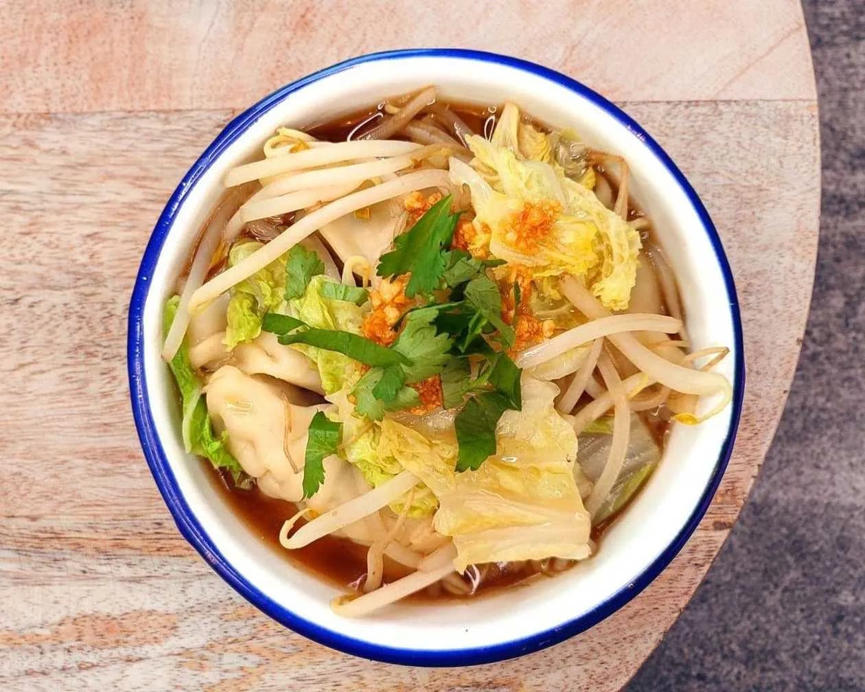 Won ton tajska zupa z pierożkami z kurczakiem