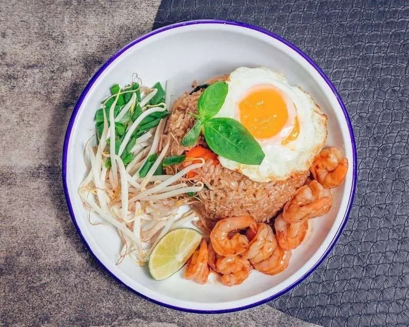 RYŻ z woka z krewetkami i jajkiem sadzonym