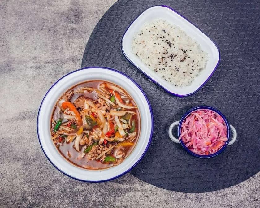 WIEPRZOWINA z woka w sosie teriyaki