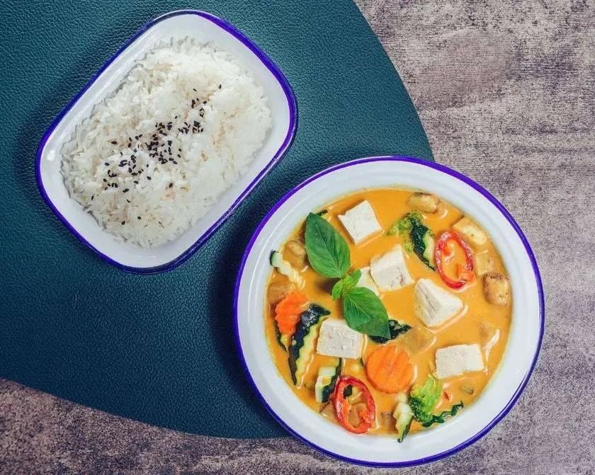 ŻÓŁTE CURRY z warzywami i tofu