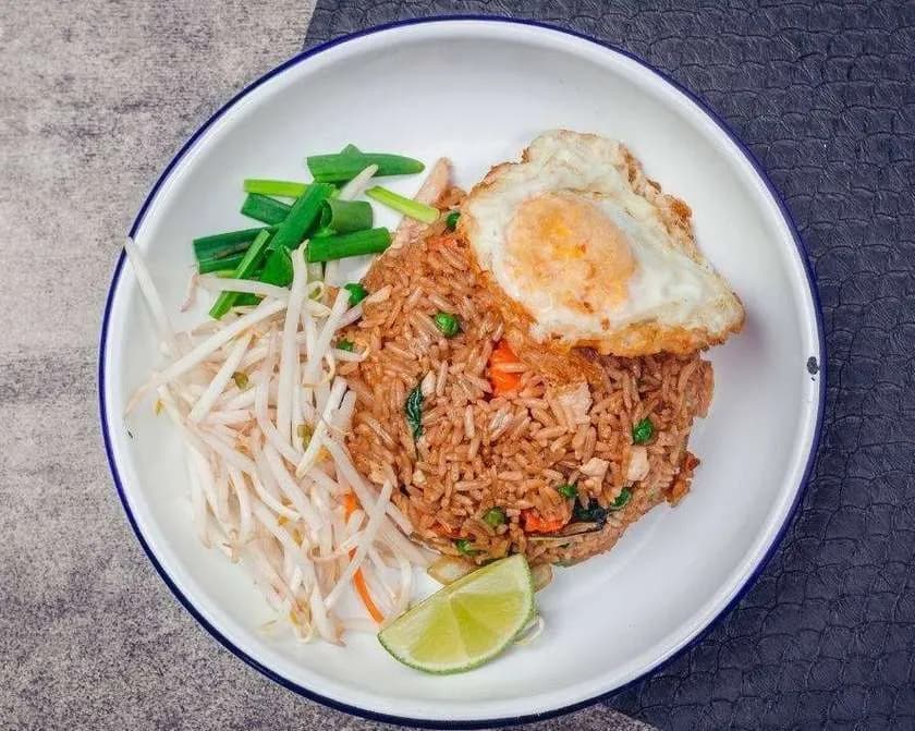 RYŻ z woka z kurczakiem i jajkiem sadzonym