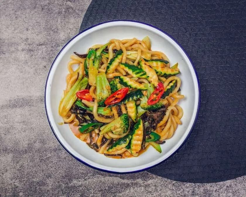 MAKARON UDON z kurkumą i warzywami