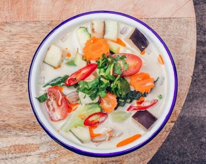 TOM KHA zupa kokosowa z warzywami