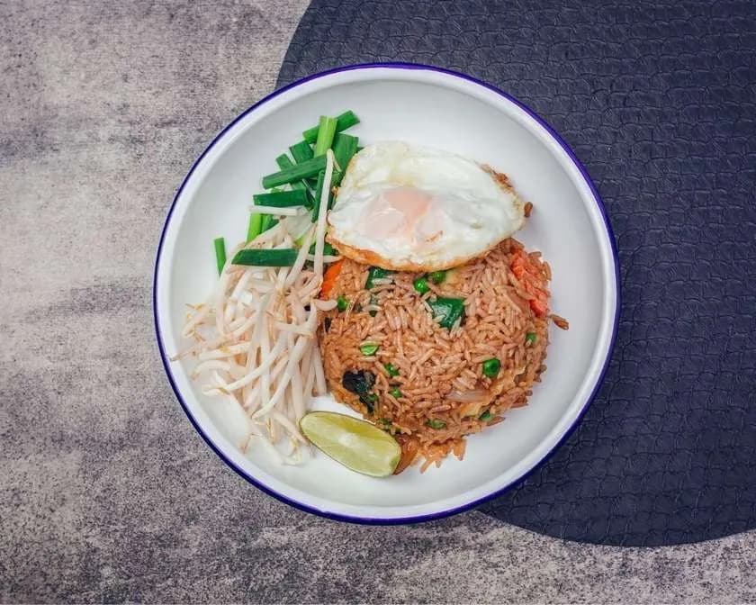 RYŻ z woka z warzywami i jajkiem sadzonym