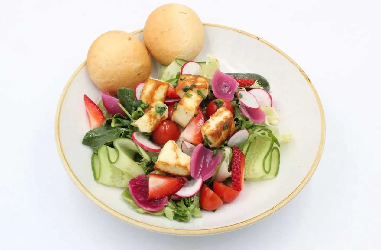 Salad with Grilled Halloumi (vinaigrette sauce)
