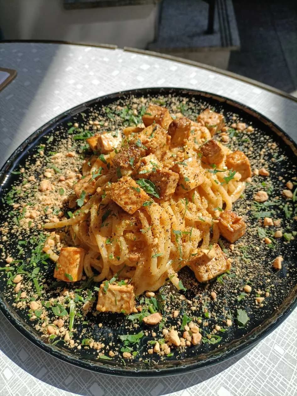 Vegan spaghetti carbonara with tofu