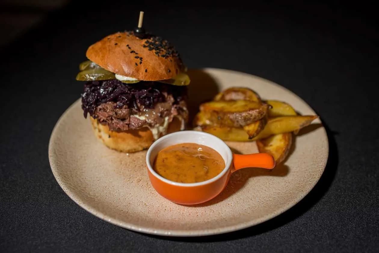 Burger z szarpaną wołowiną