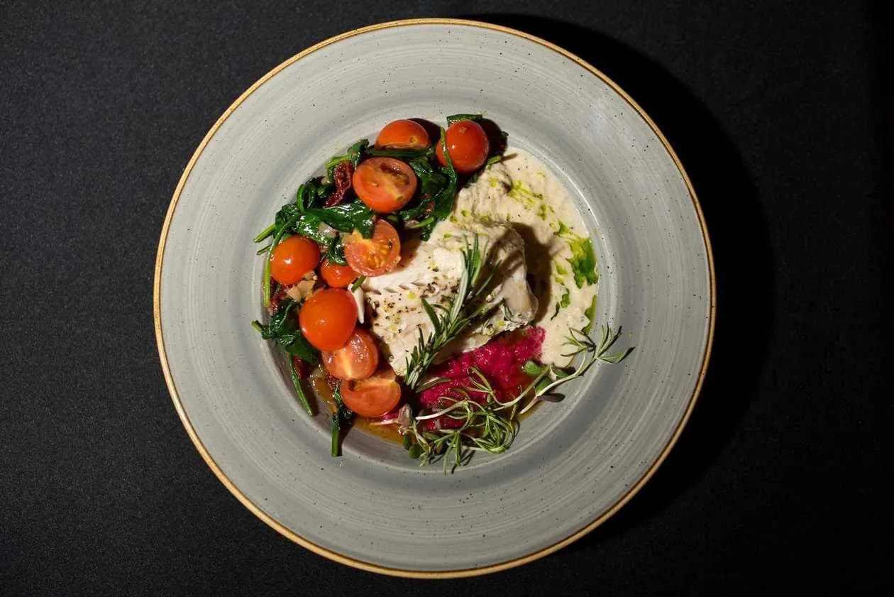 Polędwica z dorsza na risotto buraczanym