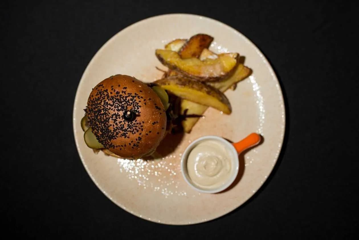 Burger z szarpanym jackfruitem ( vege )