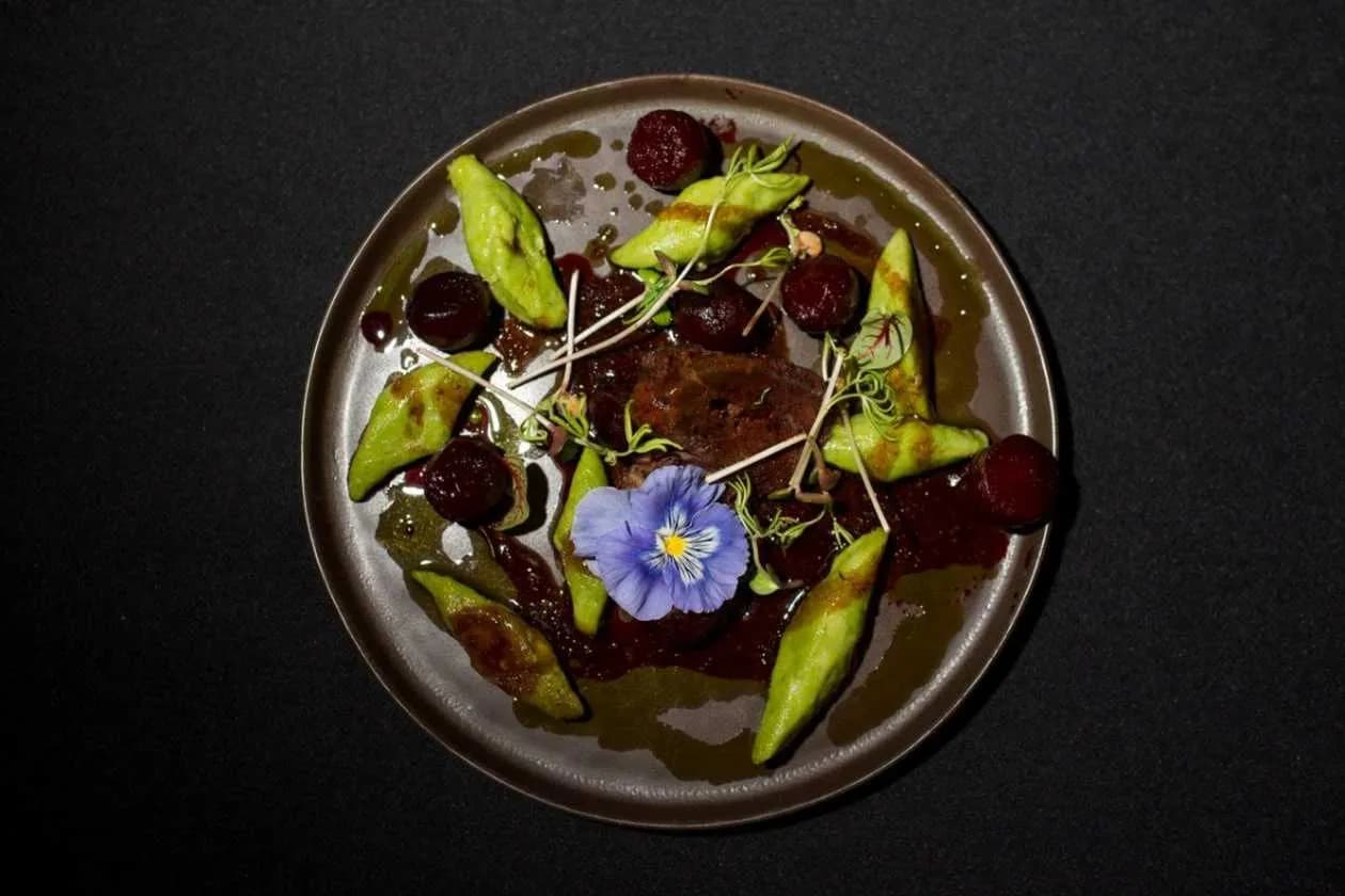 Poliki wołowe długo duszone w wiśniówce