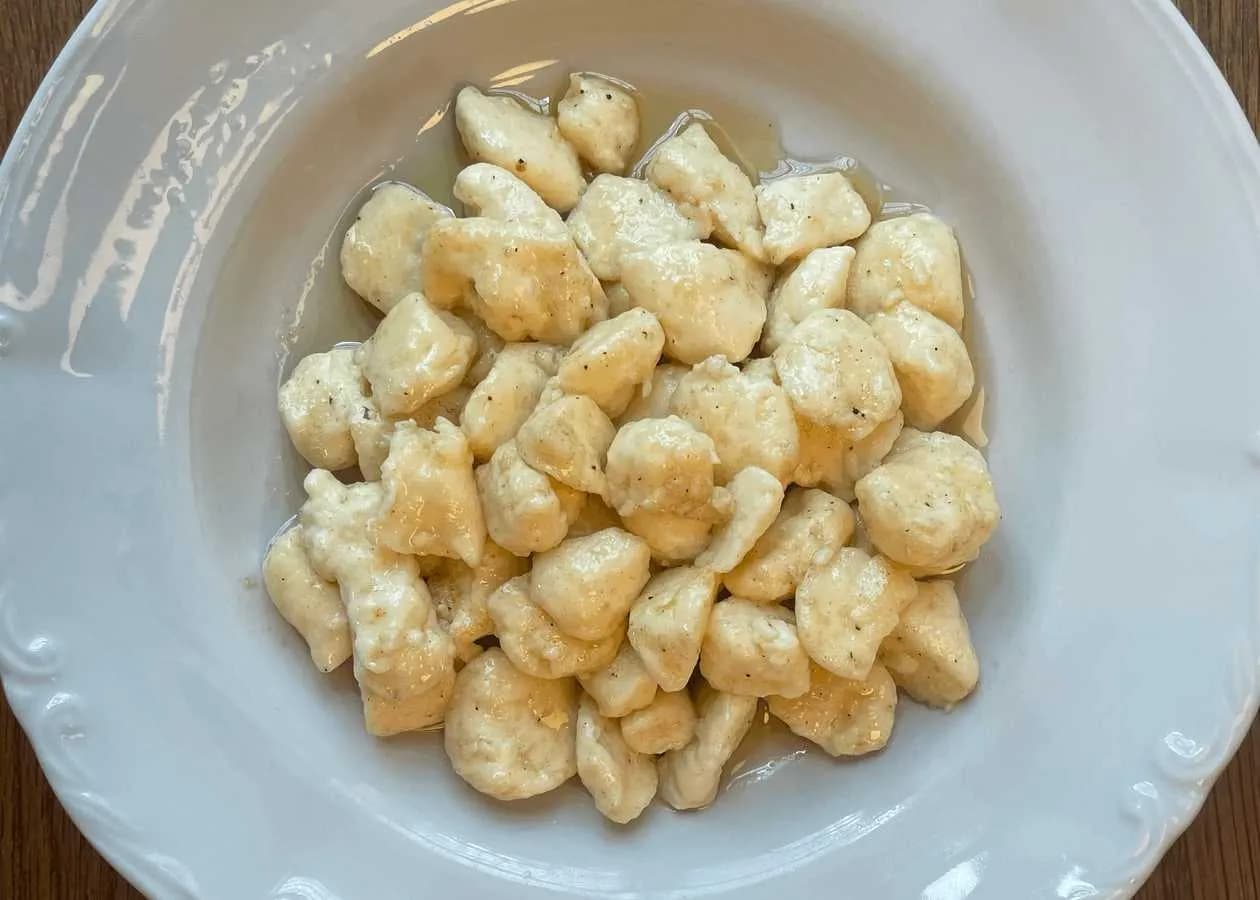 Kluseczki z sera labneh z palonym masełkiem