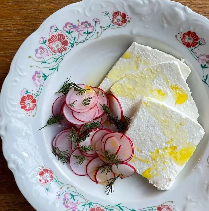 +twaróg pełnotłusty w plastrach lub twarożek roślinny z olejem lnianym, rzodkiewkami i koperkiem