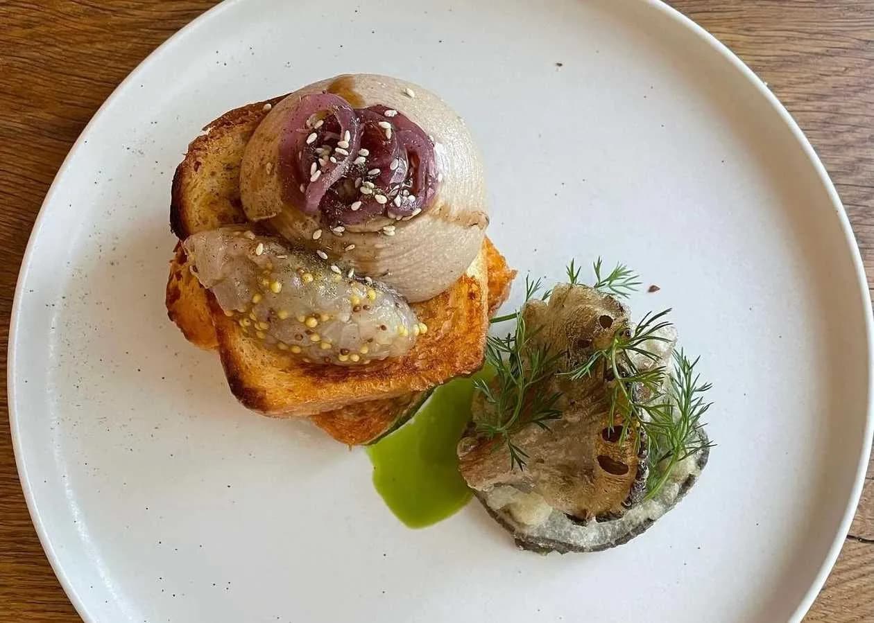 Brioszka naszego wypieku z roślinnym foie gras z nerkowców z chrupiącymi grzybami w cieście