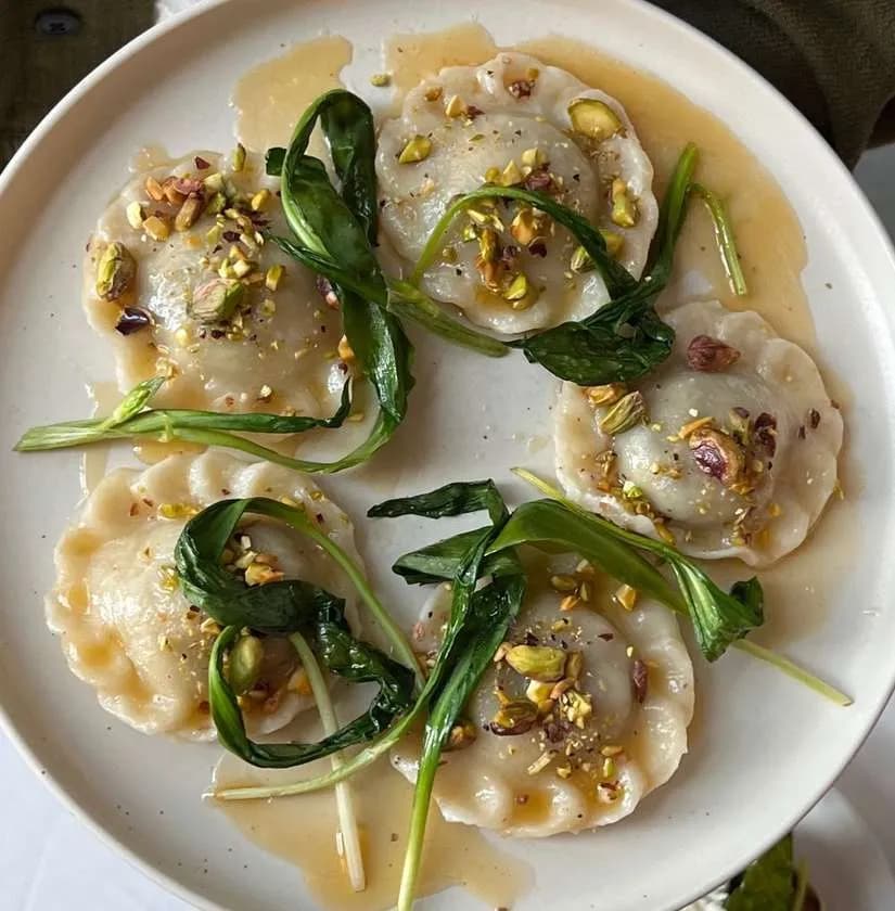 Pierogi z pieczonymi karczochami, migdałami i czosnkiem niedźwiedzim, palone masło, ser solankowy