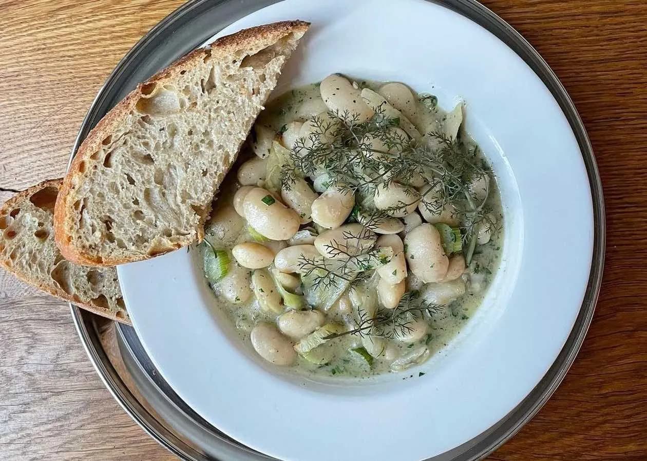 Fasola Jaś a'la mule w sosie śmietanowym z fenkułem i chrupiącą bagietką na zakwasie