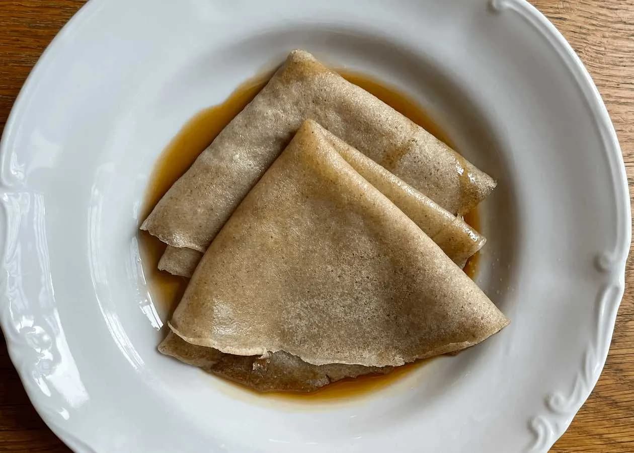 Naleśnik gryczany z syropem klonowym i pistacjami