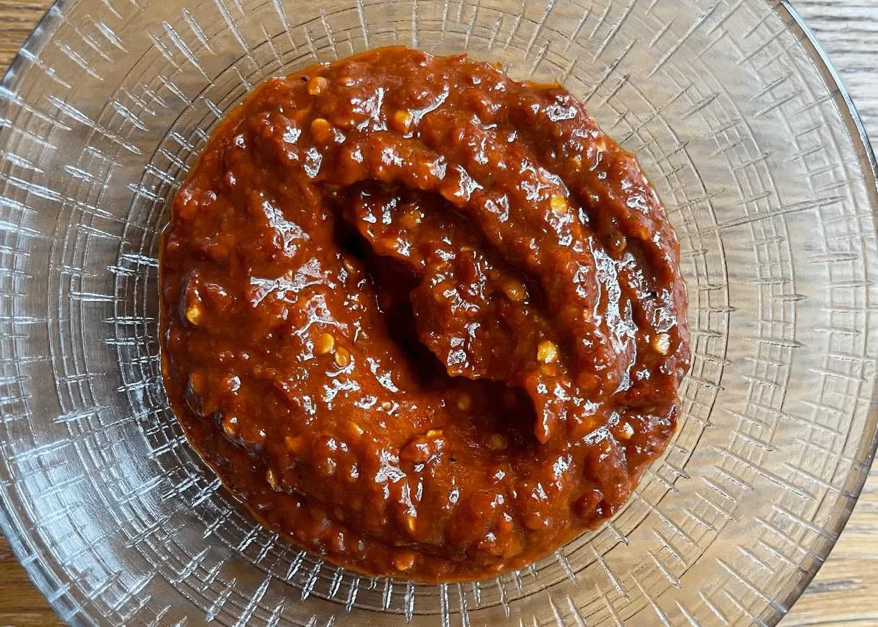 Harissa naszej produkcji /Ostra pasta z papryczek chilli i oliwy z oliwek