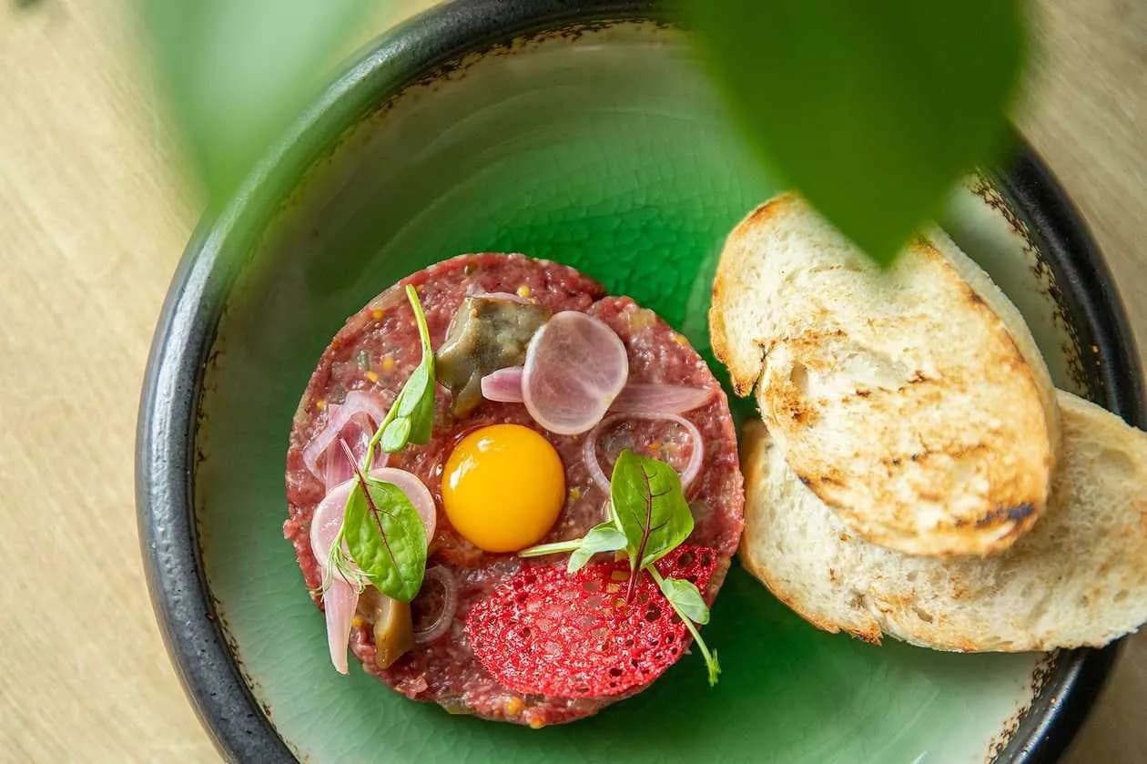 Tatar z polędwicy wołowej z kawiorem z taszy