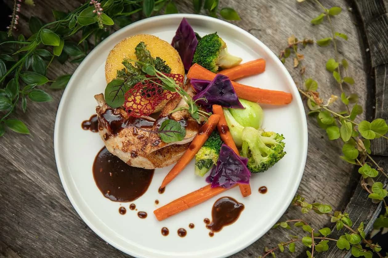 Pieczeń z dzika w czerwonym winie z jałowcem