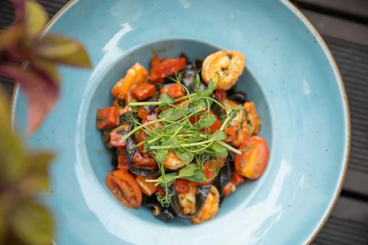 Czarne tagliatelle z krewetkami i spinatą