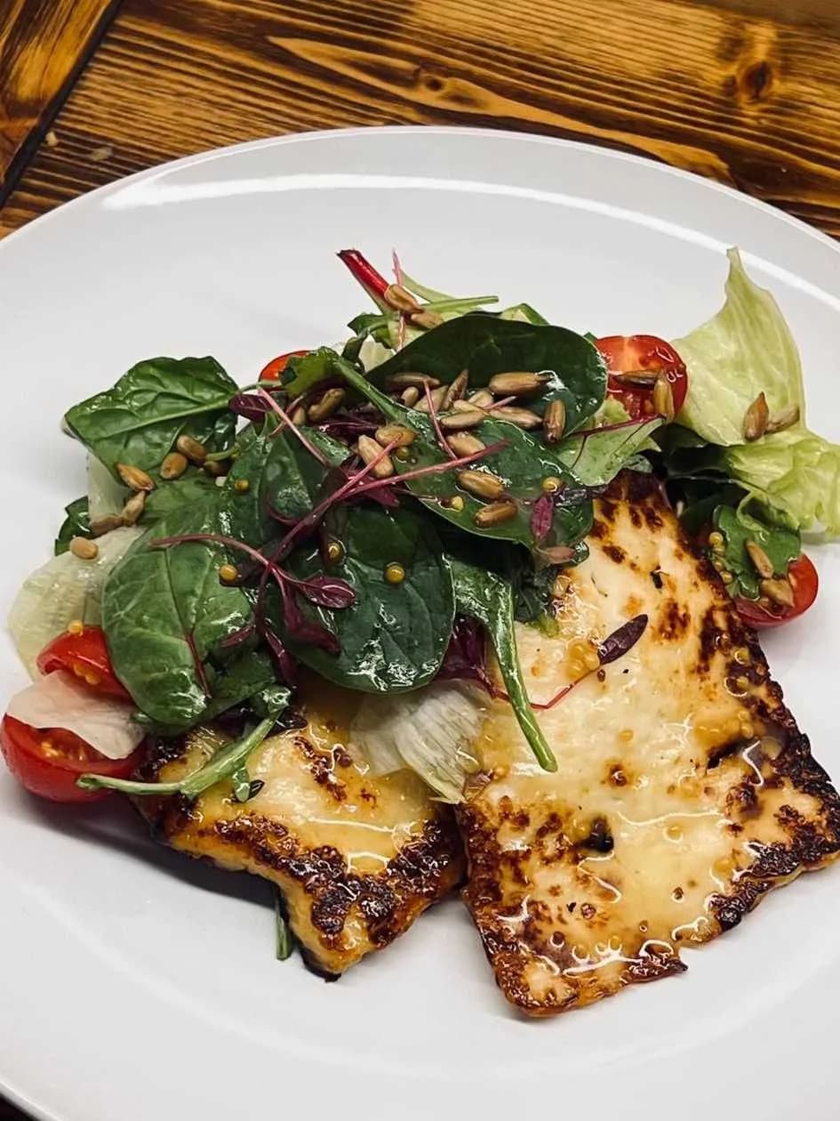 Salad with Halloumi