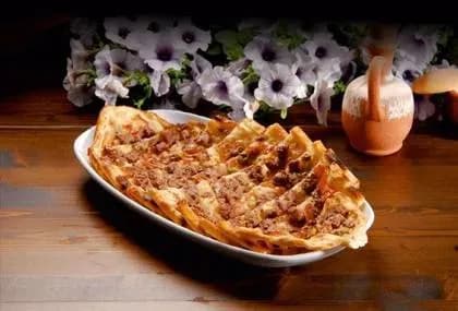 Pide with Cubed Meat with Chesee