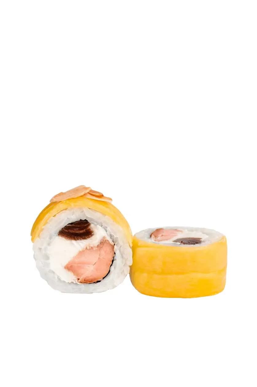 Rolka z łososiem pieczonym owinięta mango