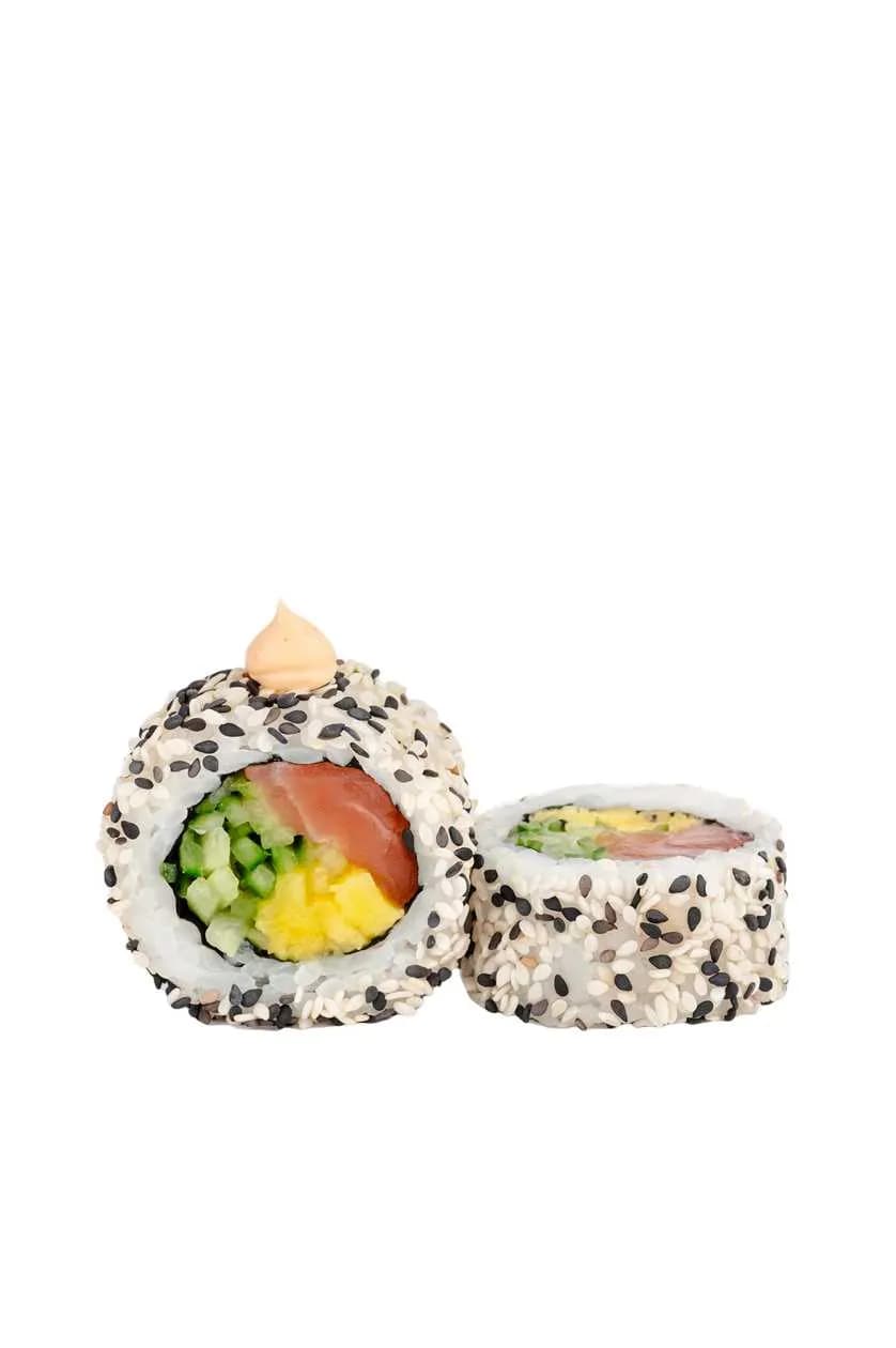 Rolka z wędzonym łososiem i mango