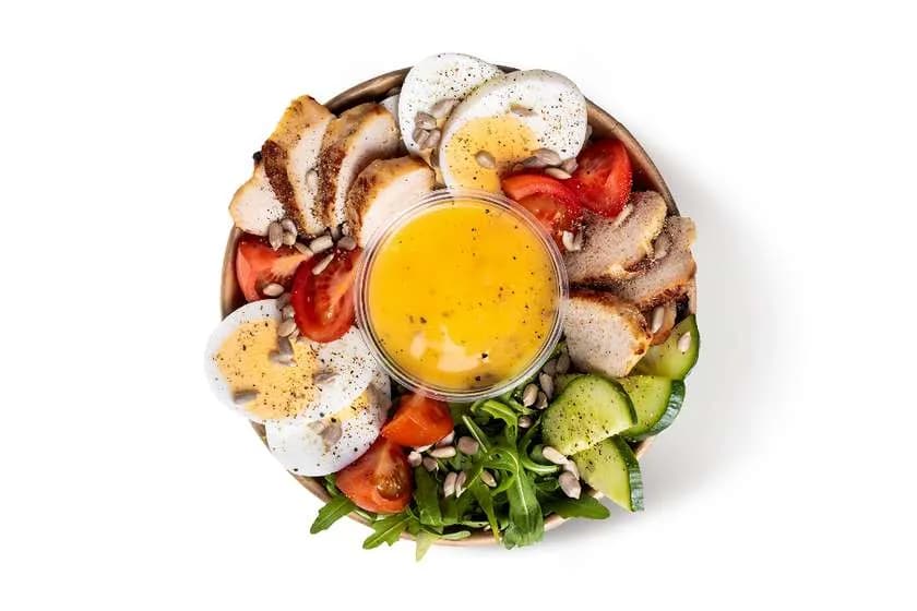 Sałatka z pieczonym kurczakiem i jajkiem szt