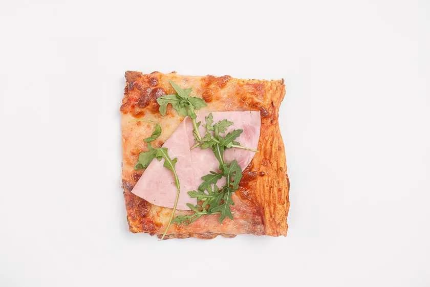 Pizza z szynką i rukolą