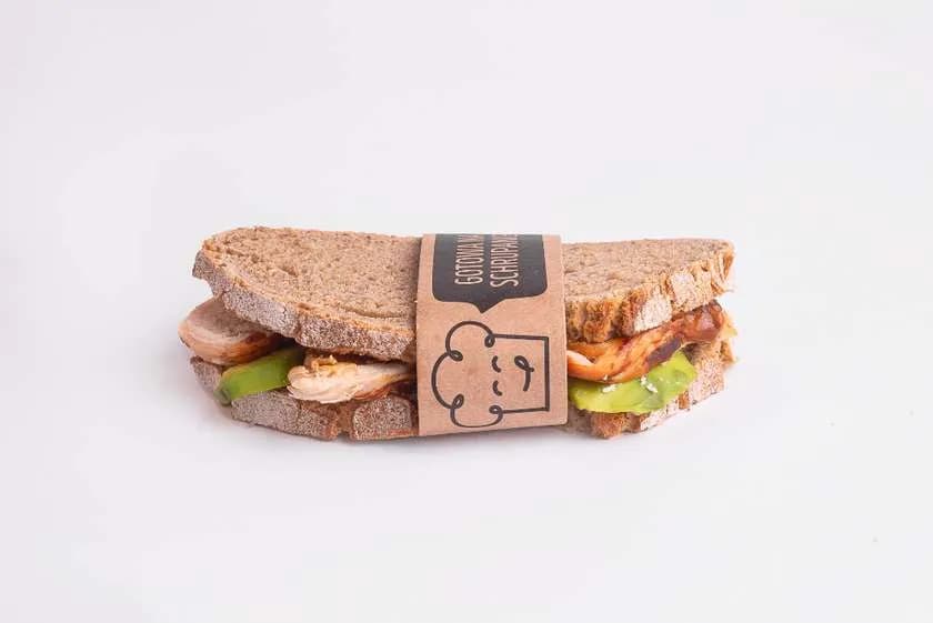 Kromka z kurczakiem i awokado