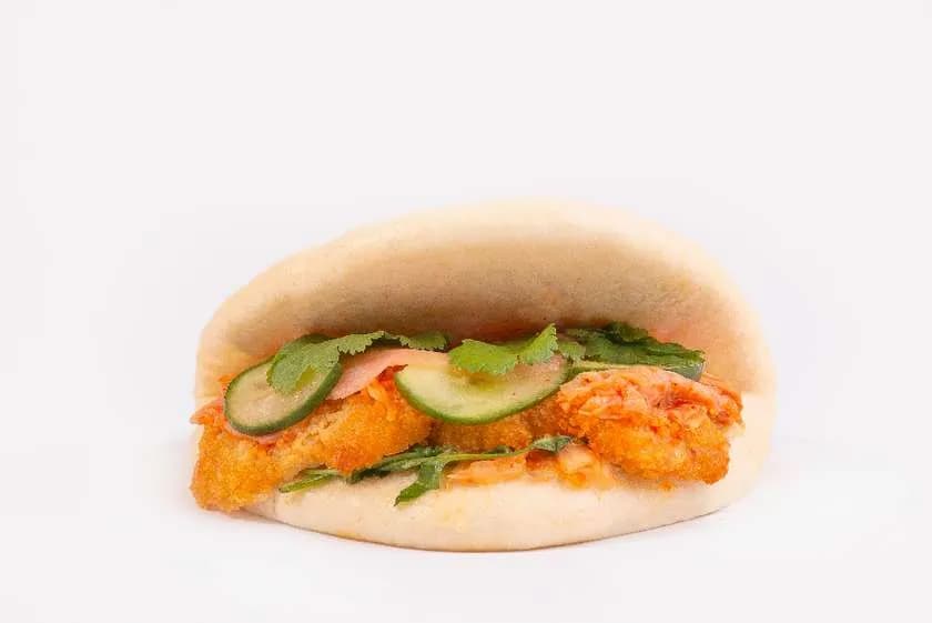 Bao z kurczakiem panierowanym