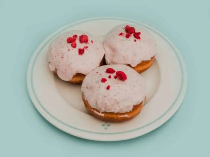 Pączek z nadzieniem malinowo-różanym