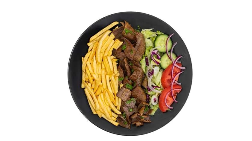 Kebap na talerzu z frytkami