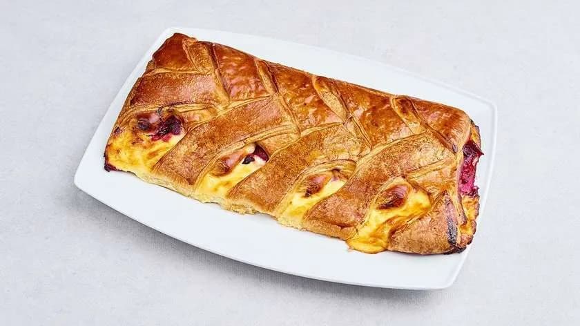 Strudel serowy z wiśniami