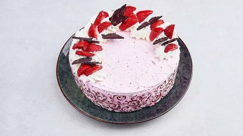 Tort bezowy z truskawkami i czekoladą 1.4 kg