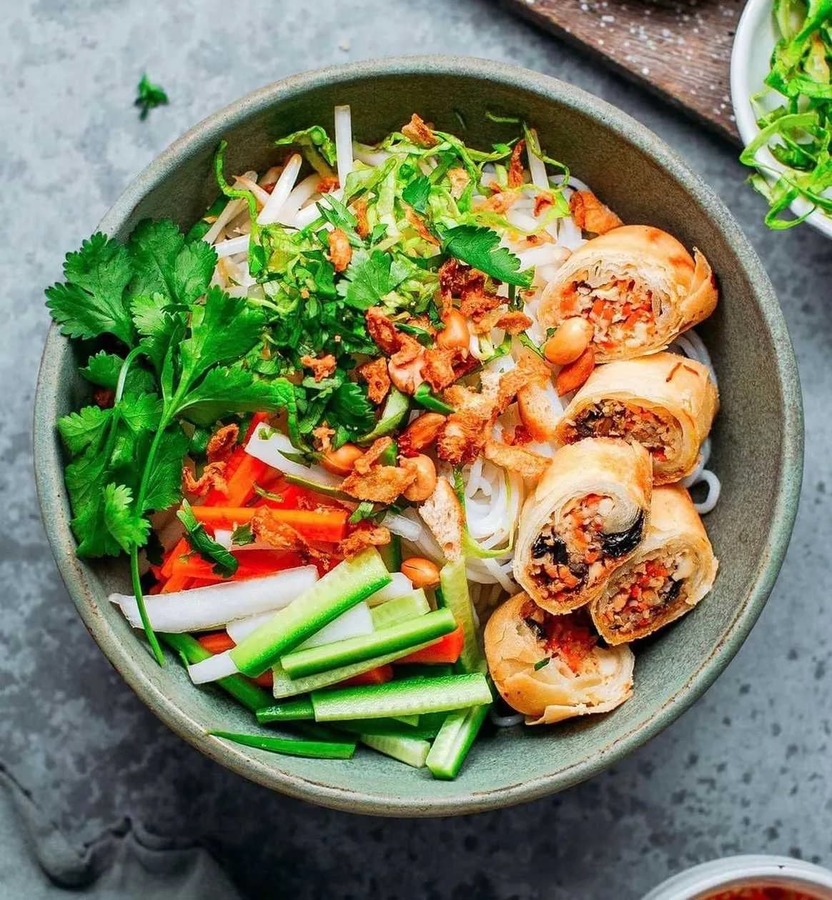 Sałatka z Sajgonkami ( Bún Chả Giò)