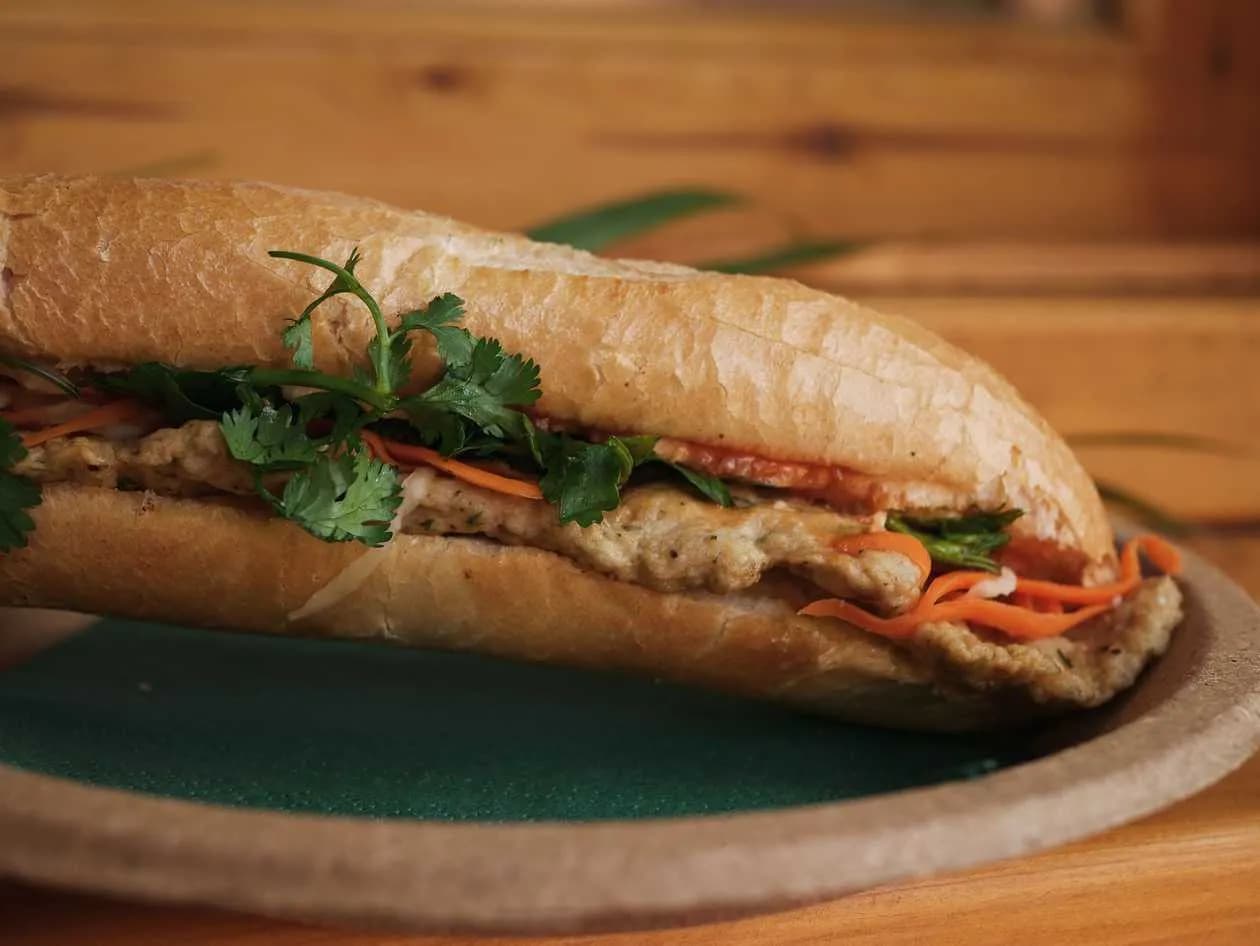 Kanapka Banh Mi z kotletem rybnym