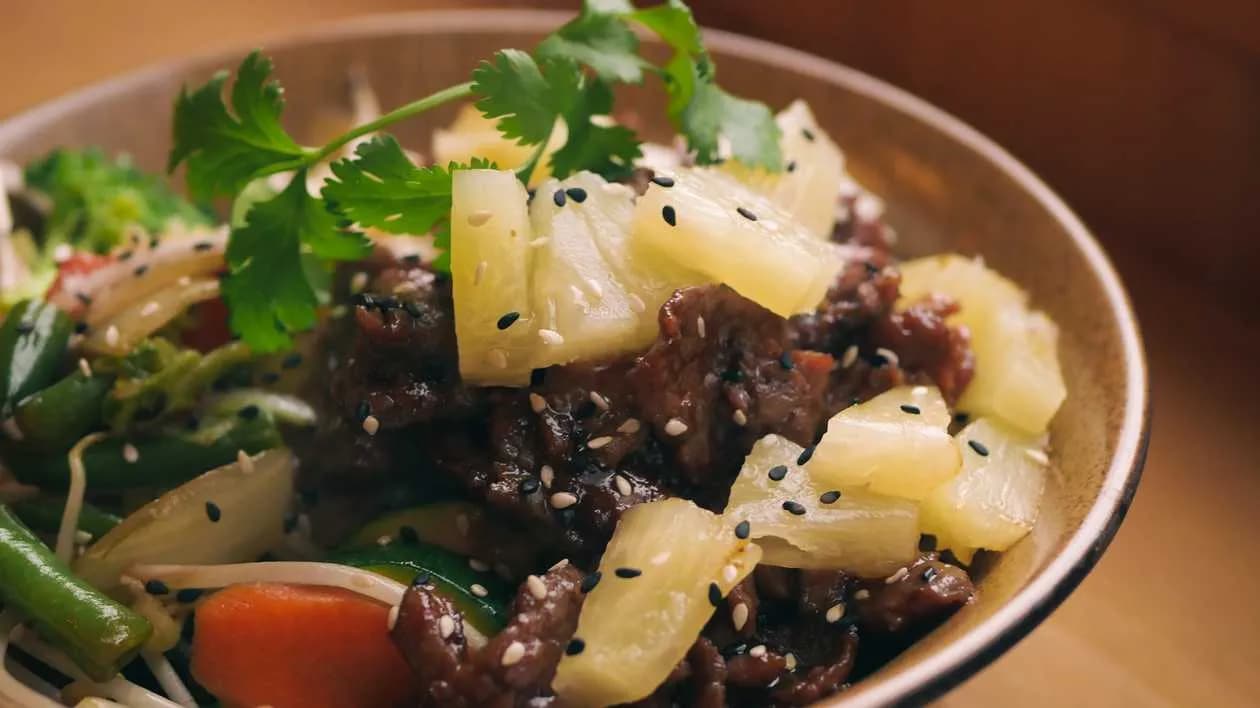 Beef with pineapple in pepper sauce